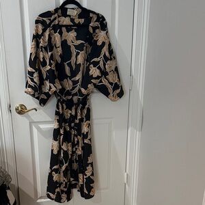 Elegant Black and Tan Floral robe/wrap dress maison du soir l/xl kimono